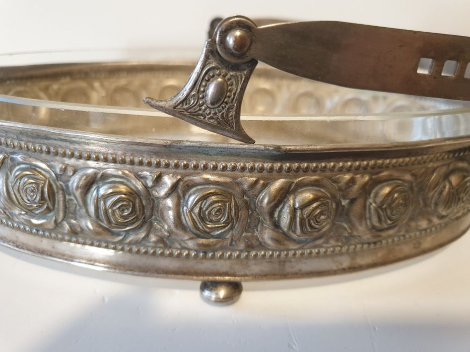 Antigo centro de mesa Arte Nova com rosas em casquinha com vidro