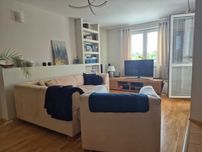 Wyposażenie salonu: wazony, patera i lampa