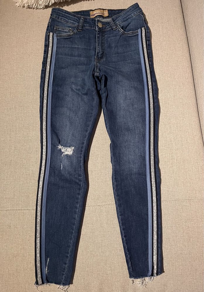 Spodnie jeansowe 34 XS skinny z lampasami przetarciami jeansy