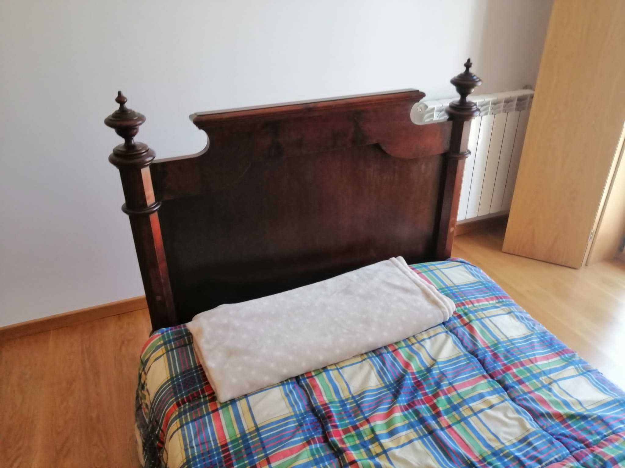 Cama antiga em madeira maciça