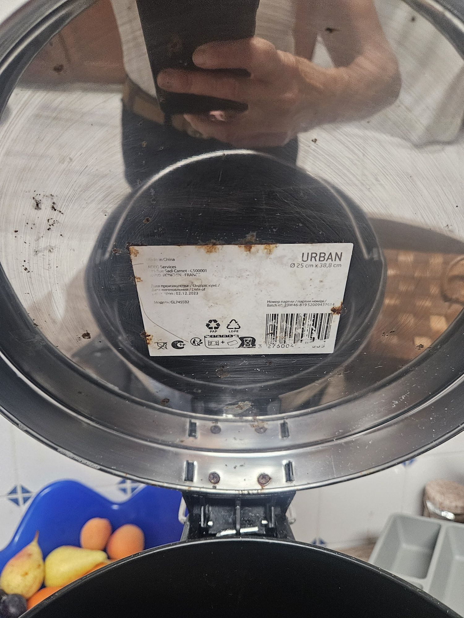 Balde de lixo e tabuleiro de talheres