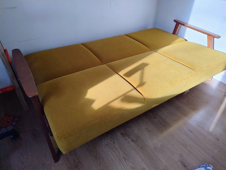 Piękna, musztardowa sofa