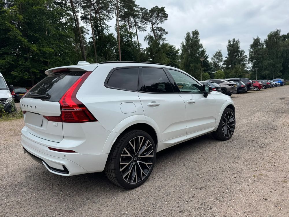 Volvo XC 60 Volvo XC60 Recharge T8 R-Design – Najbogatsza wersja wyposażenia.