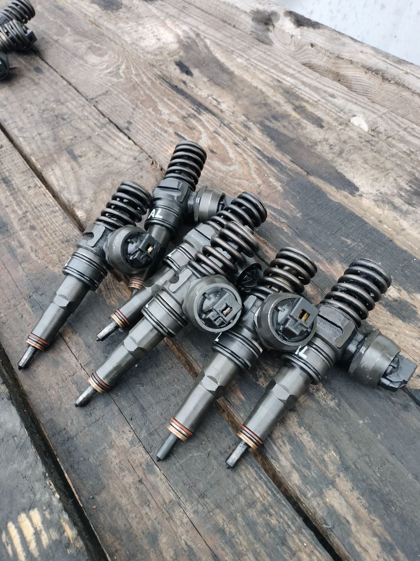 Насос форсунка 1.9 2.0TDI Volkswagen Golf Passat 038130073AL