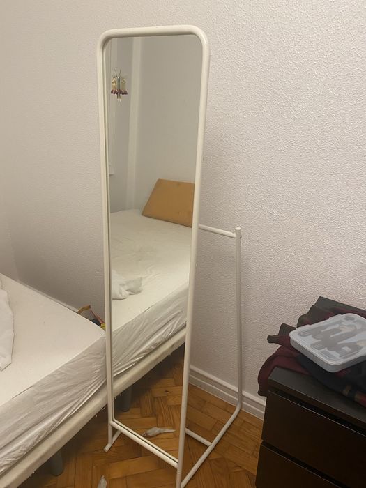 Espelho IKEA com arrumação por trás