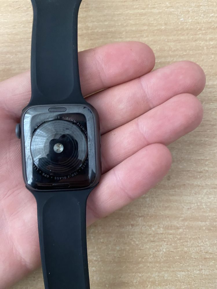 Продам Apple Watch (Series SE) 44 mm