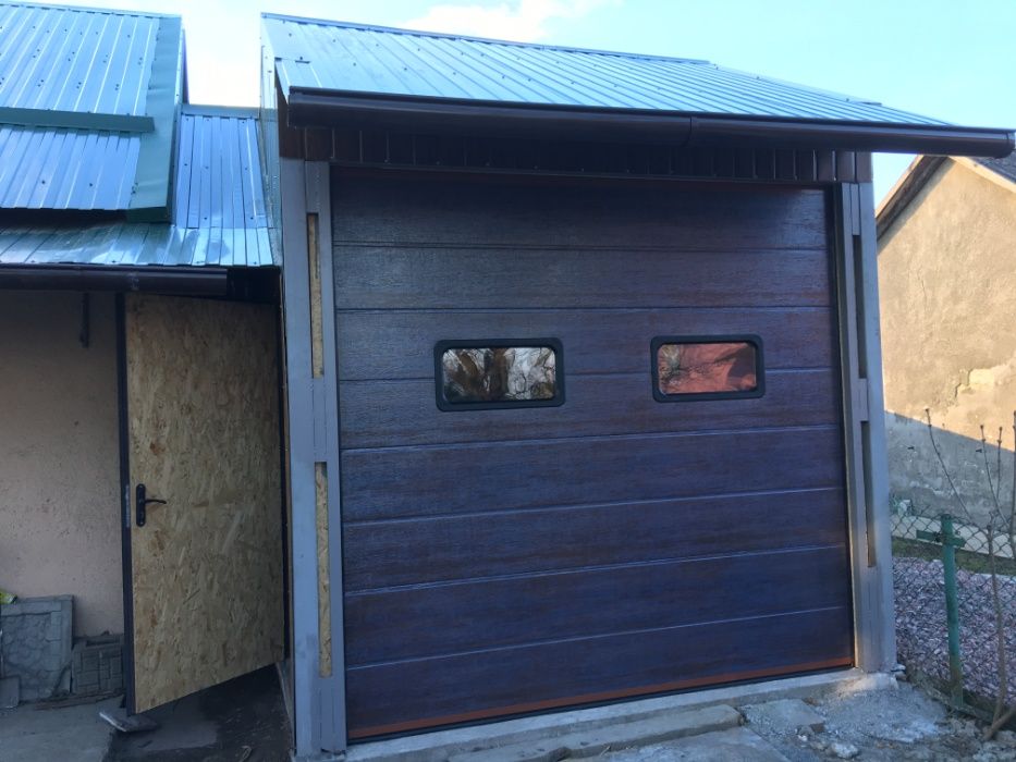Секційні ворота в гараж з вбудованими вікнами (акрилове скління воріт)