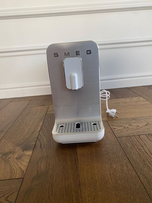 Ekspres automatyczny Smeg BCC11WHMEU biały