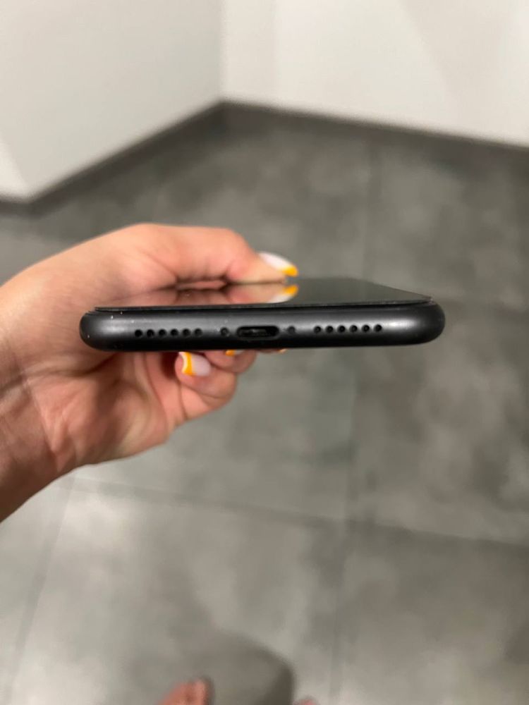 iPhone 11 в відміному стані