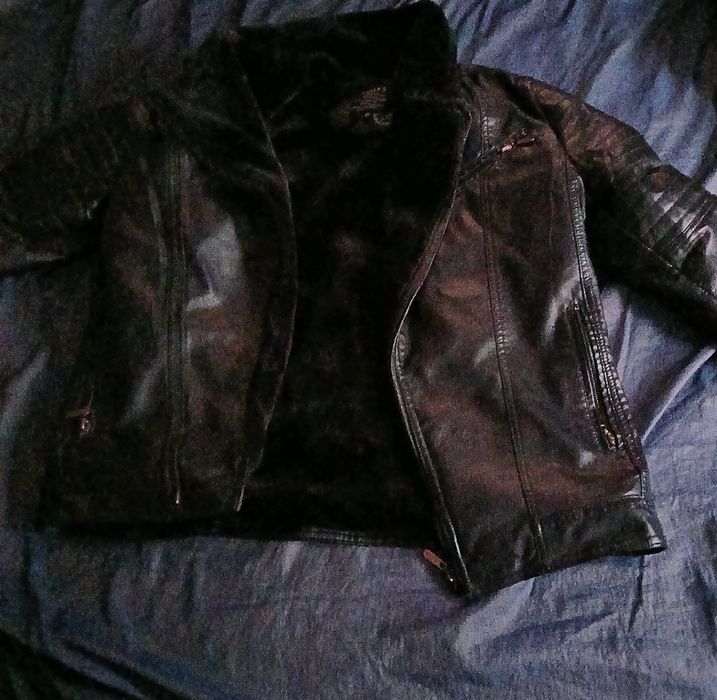 Чорная кожаная, розмер пишеться 50, ну думаю "m-l"