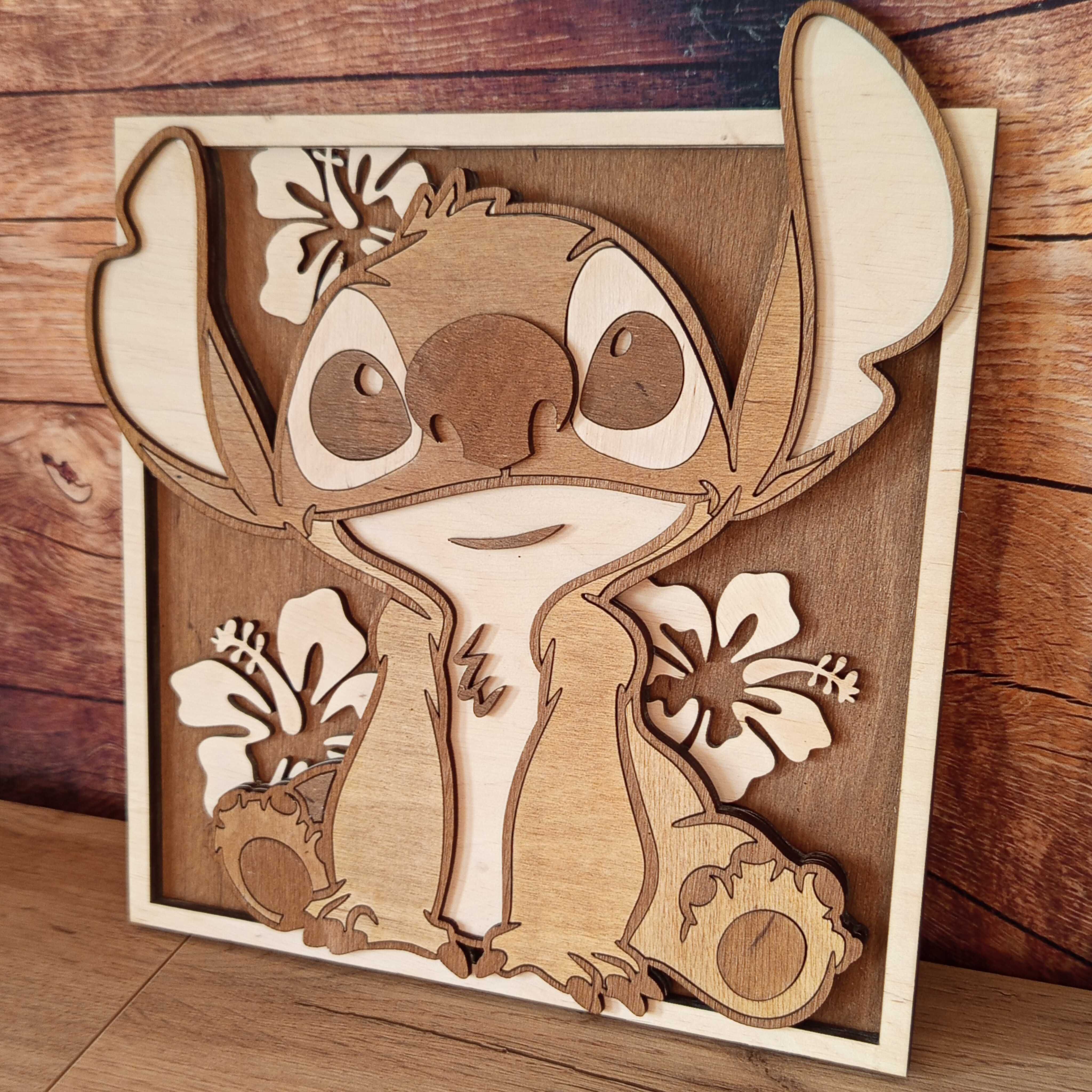 Stitch 3D z drewna 24 cm – Warstwowy obraz handmade