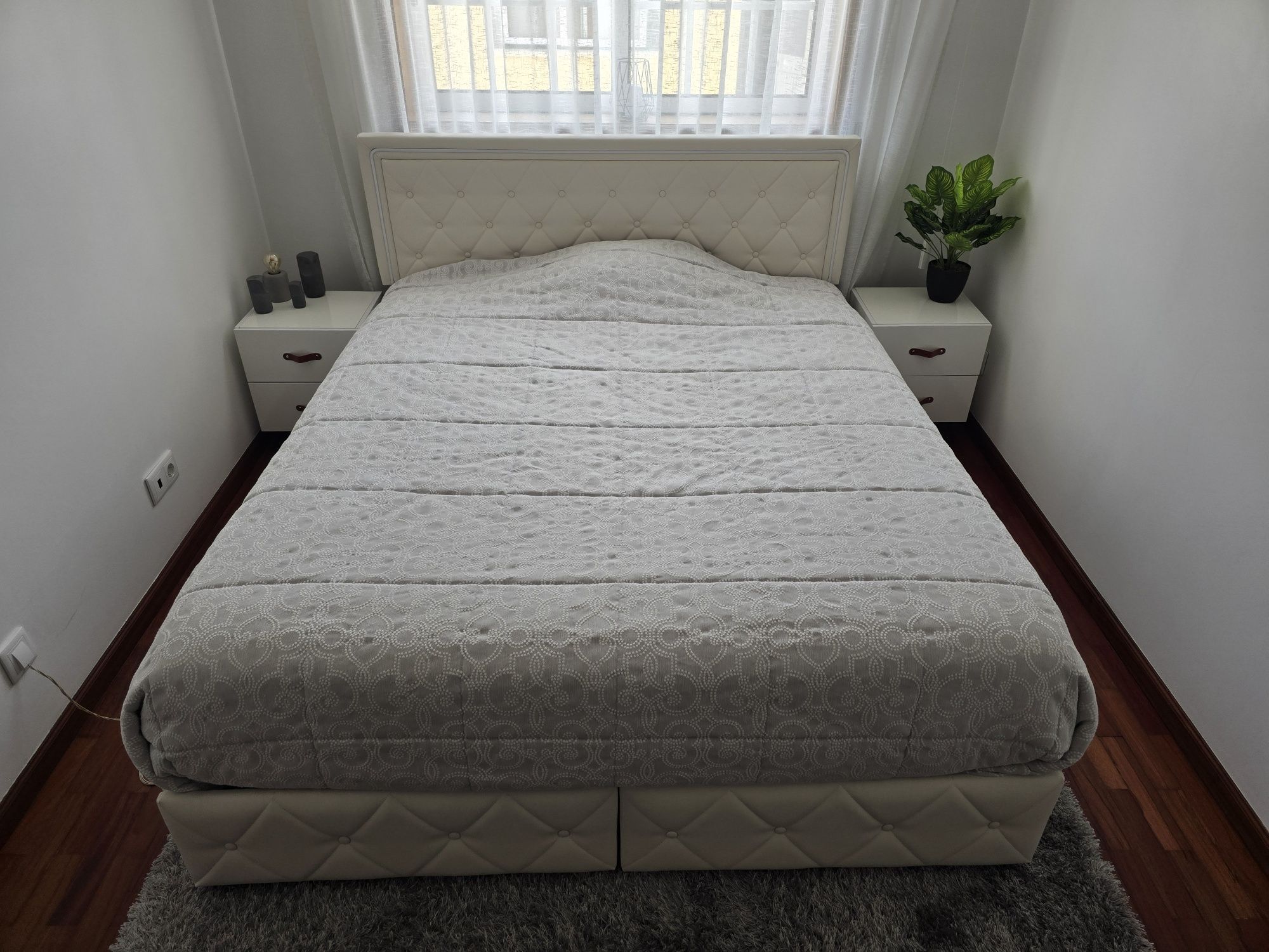 Cama 160x200 c/ mesas de cabeceira