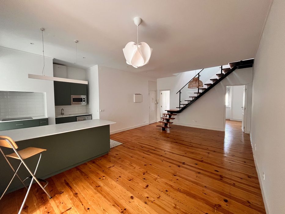 Apartamento Duplex T3 Renovado em Campolide