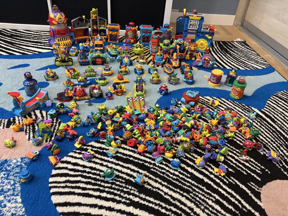 MEGA zestaw Super Zings 243 figurki + pojazdy + bazy +labolatorium itp