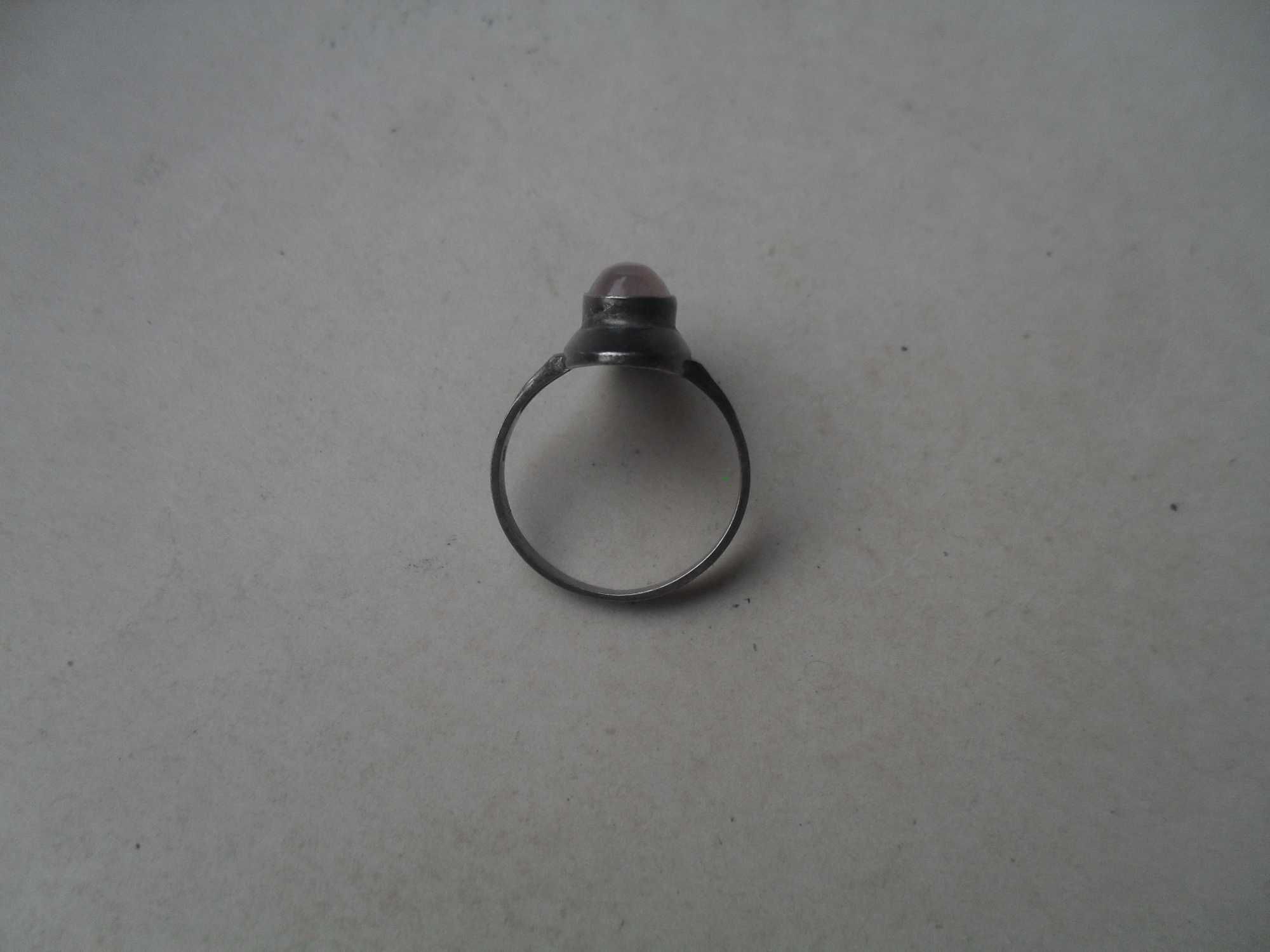Stary srebrny pierścionek z różowym kwarcem