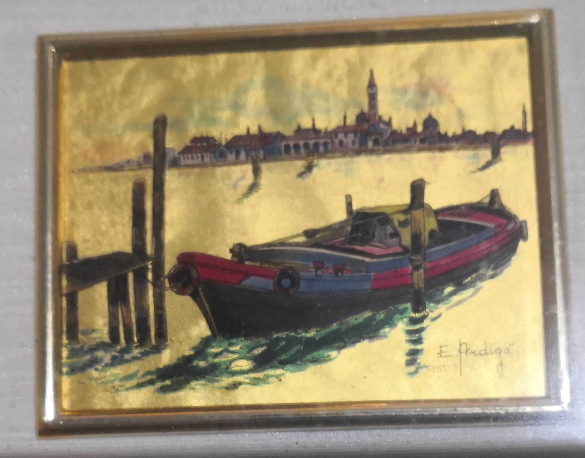 Quadros com gravuras de fundo dourado
