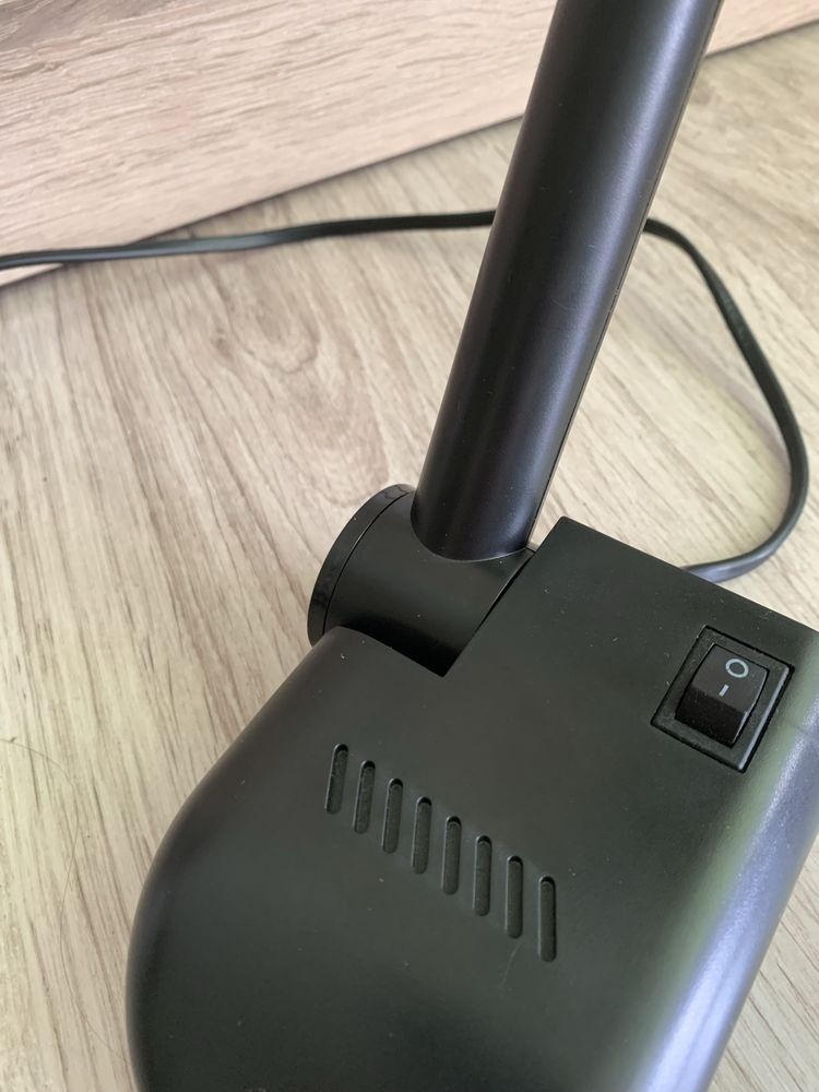 Lampka biurkowa LED z regulacją