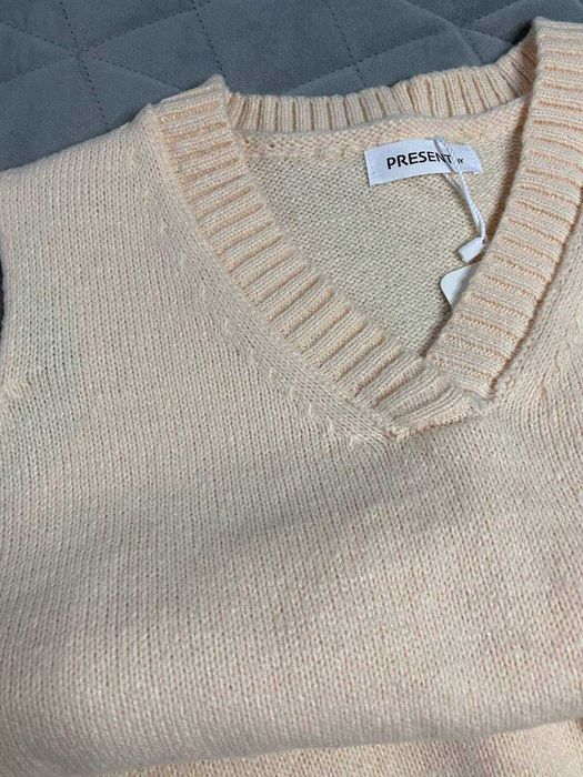 В'язаний жилет світлий беж.