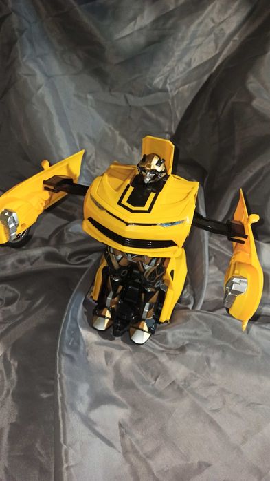 Игровой робот Бамблби , Bumblebee , трансформер длинна 25см