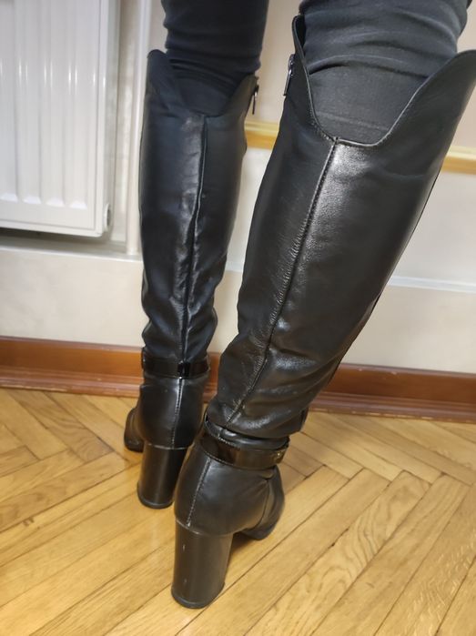 Шкіряні чорні чоботи