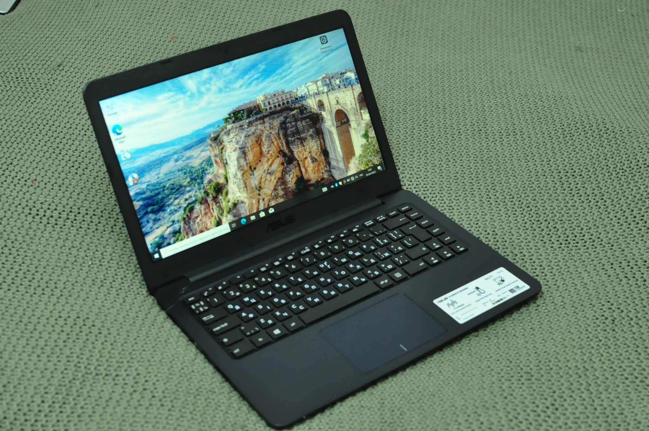 Игровой ноутбук Asus r417 (intel/4Gb/SSD /intel hd -2Gb)