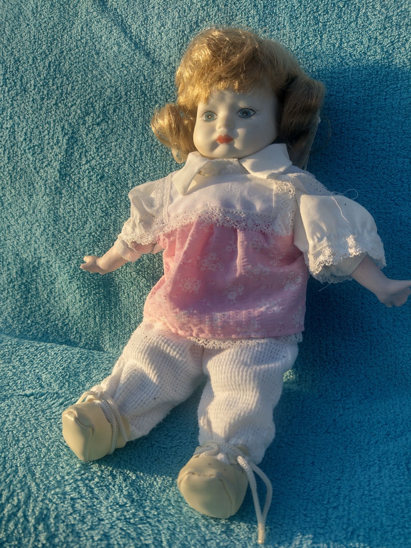 Piękna porcelanowa lalka malowana .