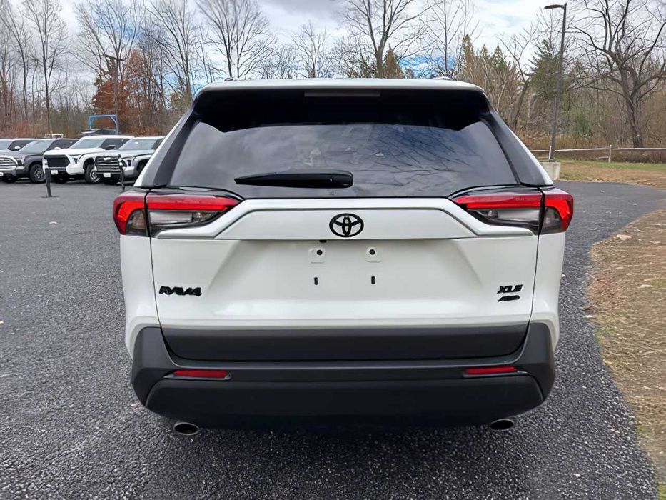 Toyota RAV4      2023