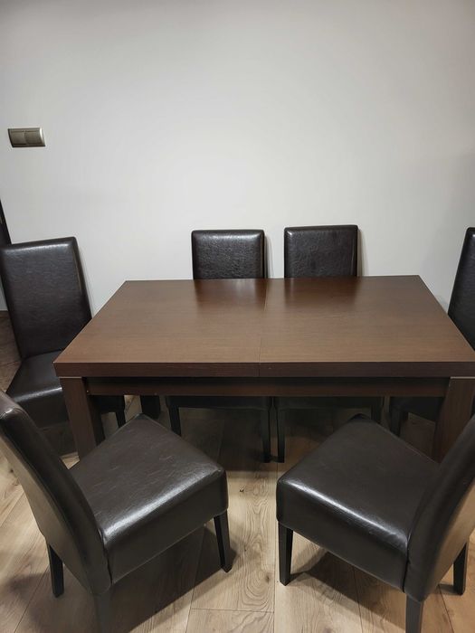 Sprzedam stół i sześć krzeseł i trzy komody