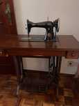 Máquina de costura Singer antiga com móvel em madeira