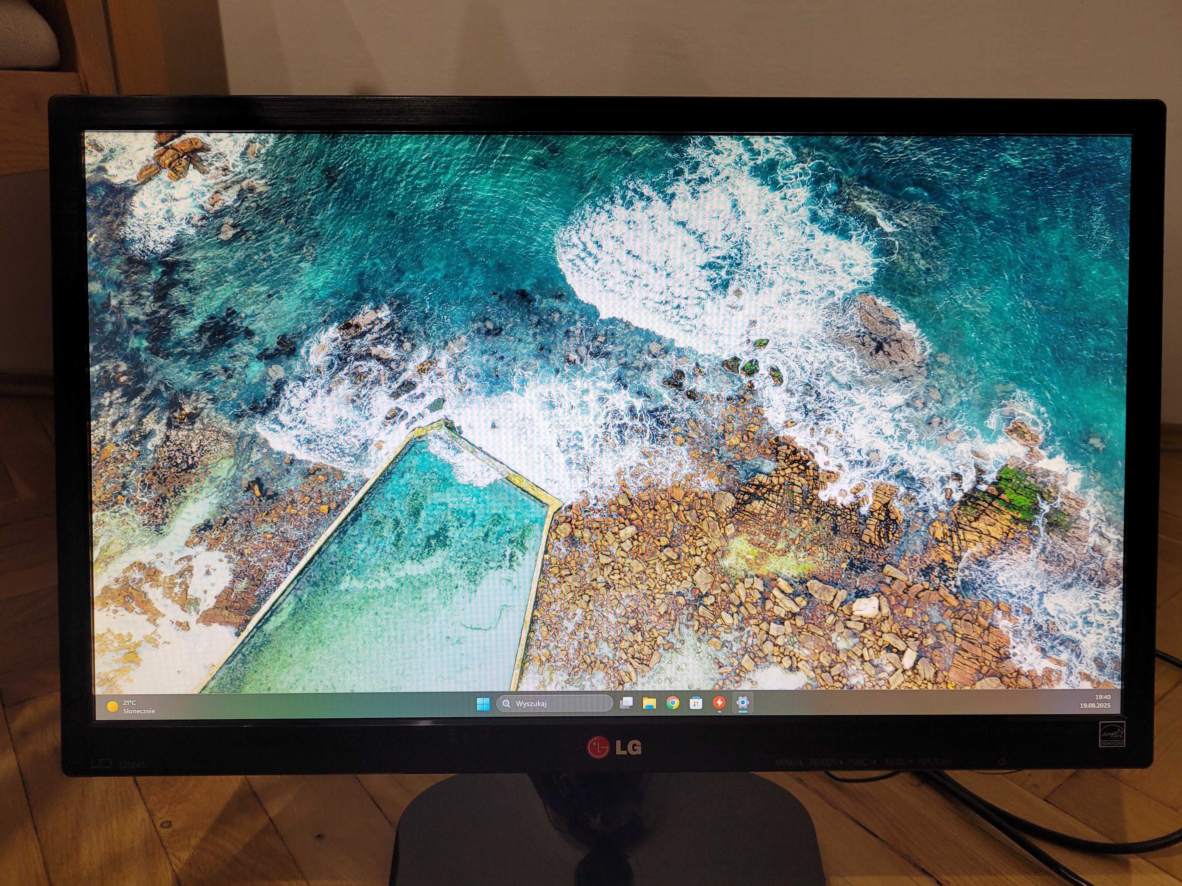 Monitory 22 cale LG(2x LG22m45, 1x 22m47VQ), 1x IIYAMA E2278HD