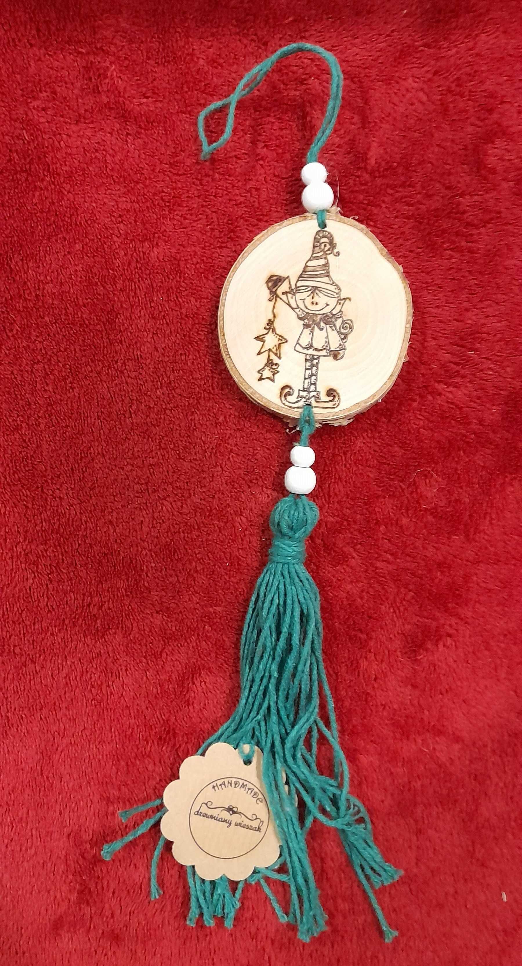 Zawieszka ze skrzatem wypalonym na plastrze drewna Handmade 25cm