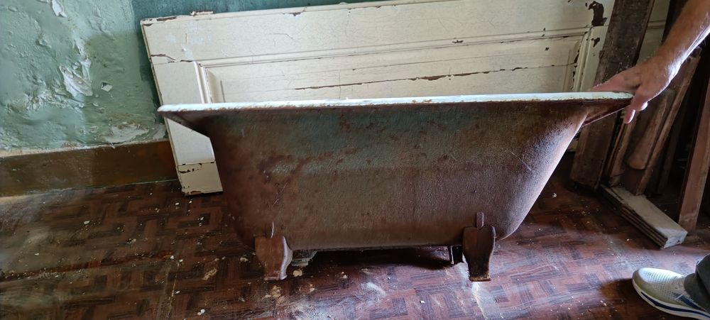 Vendo pequena banheira em ferro fundido com pés