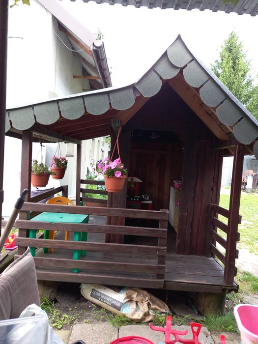 Dużu Drewniany domek z tarasem sla dzieci