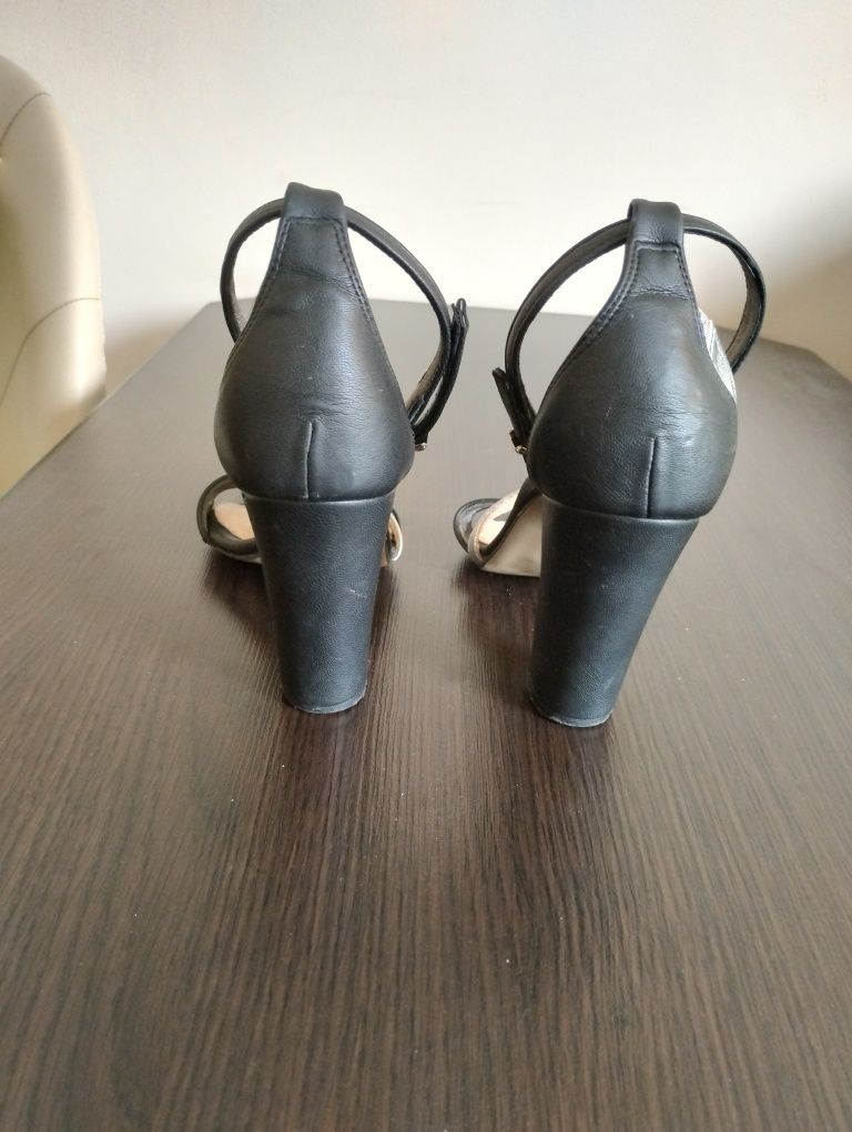 Sandałki czarne ze srebrnym paskiem Brilu 36