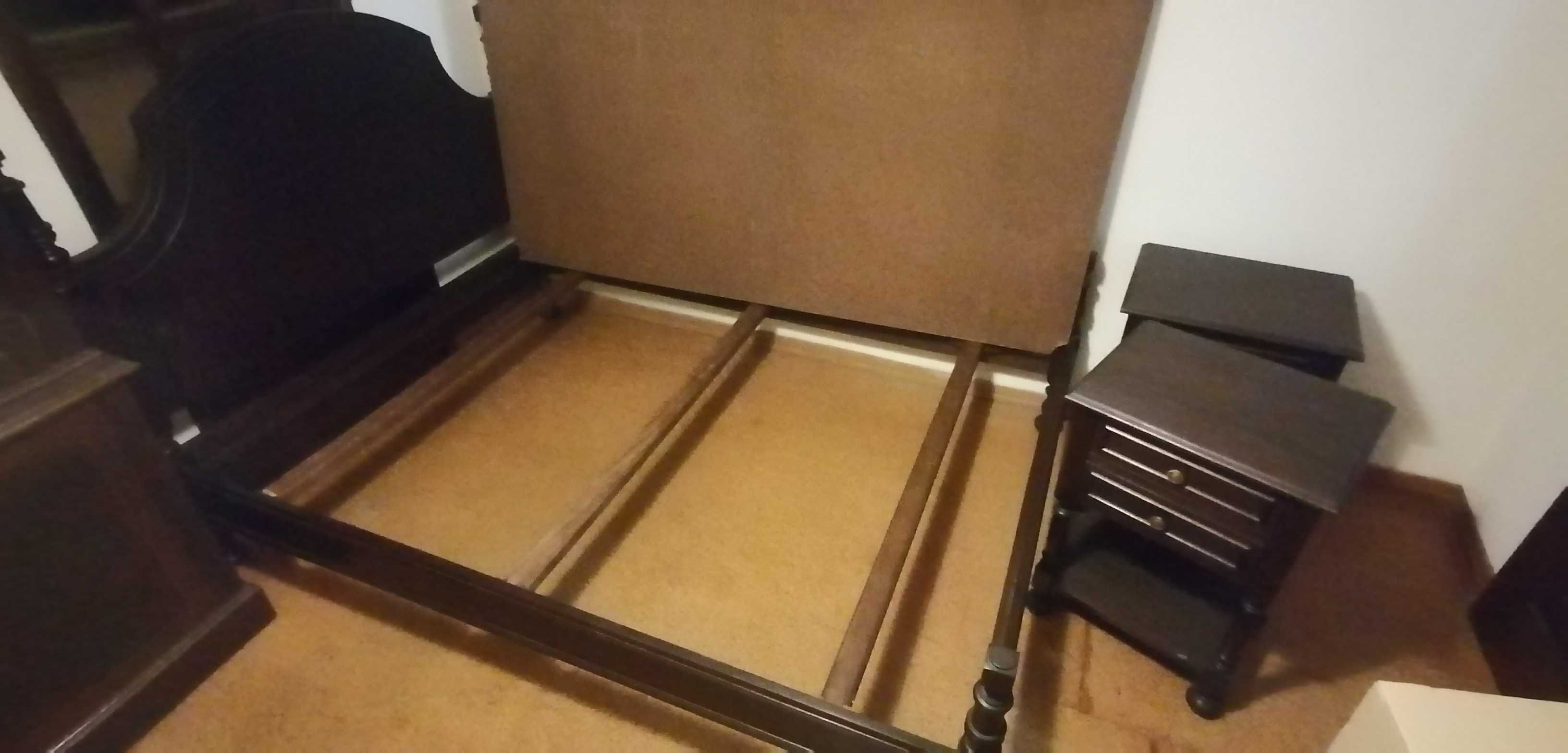 Cama de casal com estrado + 2 mesas cabeceira - madeira de mogno