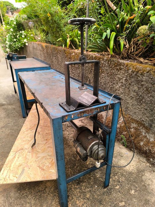 Bancadas de trabalho em ferro com torno, motor de testar alternadores