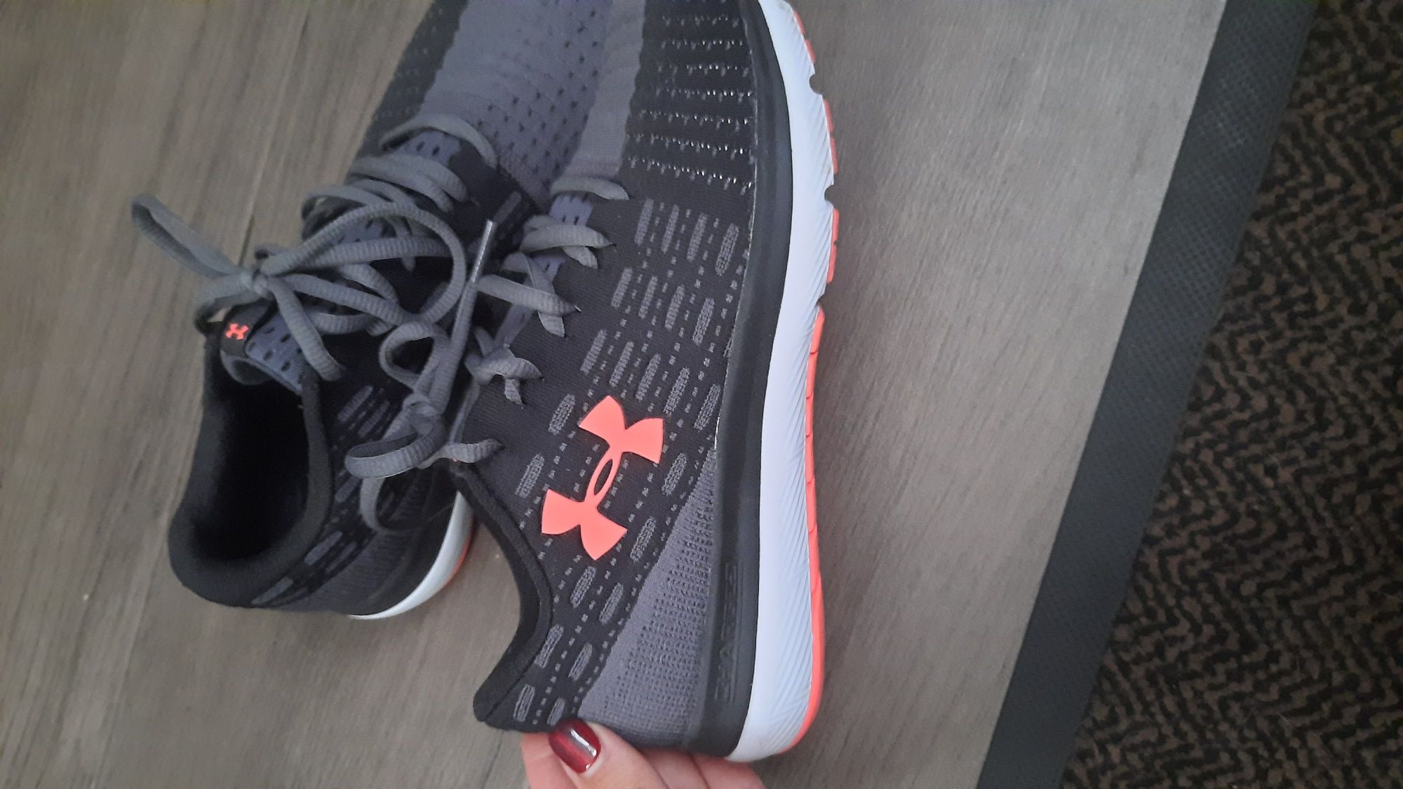 Продам кроссівки Under Armour