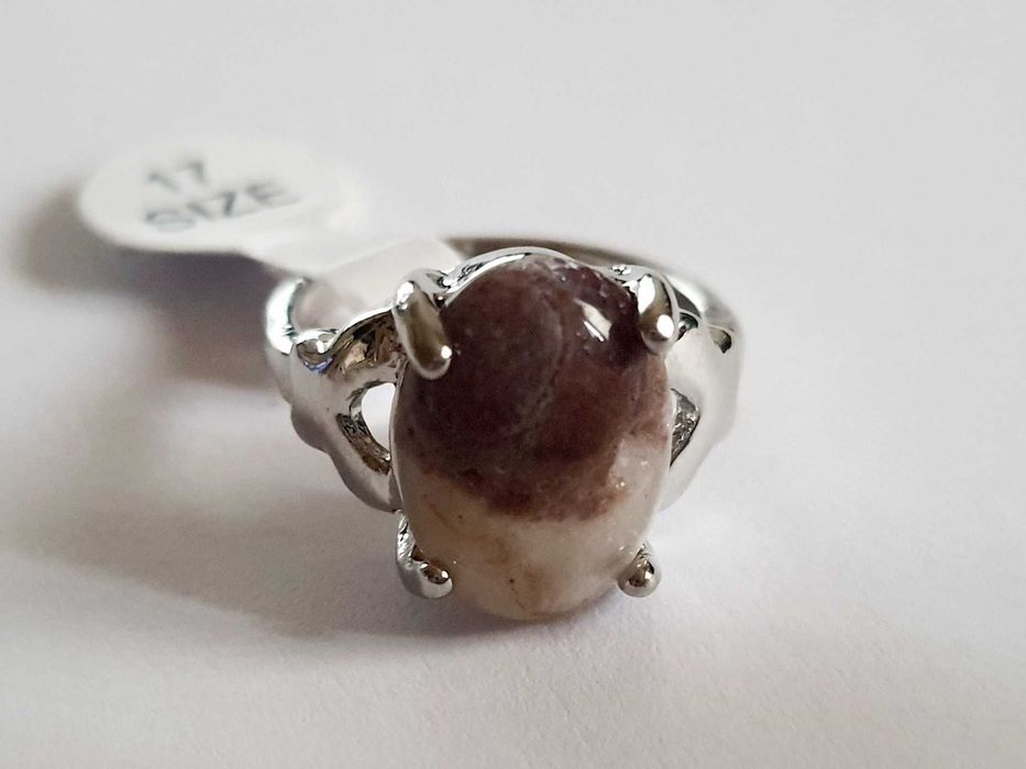 Pierścionek z kamieniem w odcieniach brązu i ecru