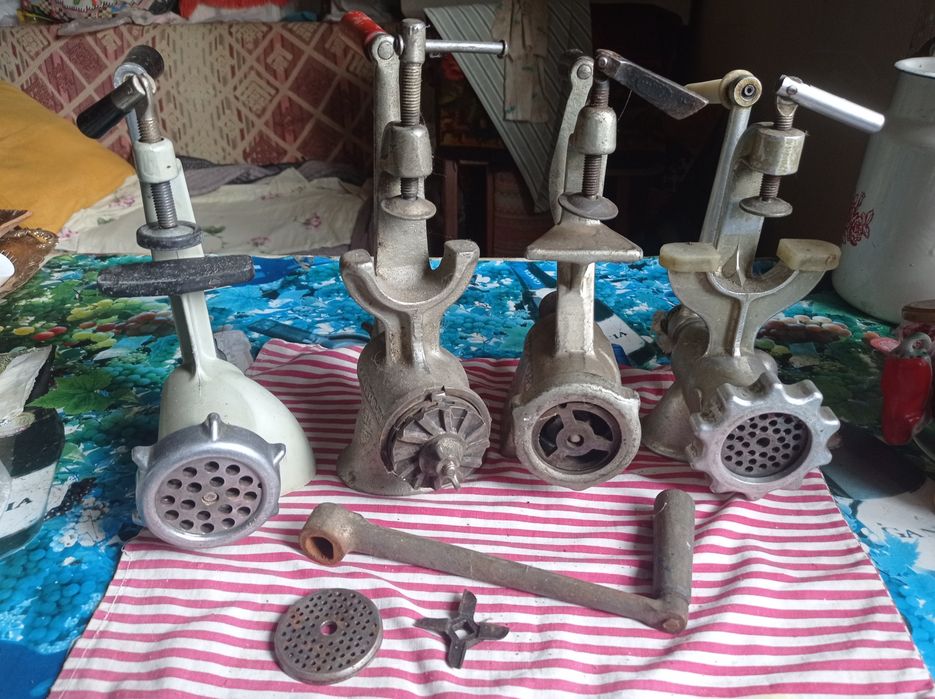 закаточні ключі, посуд, м'ясорубки