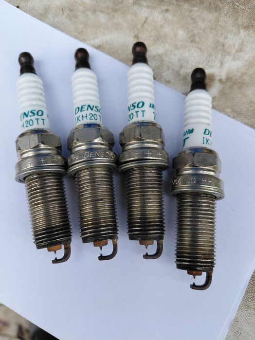 Комплект з 4 свічок  запалювання IKH20TT-4704