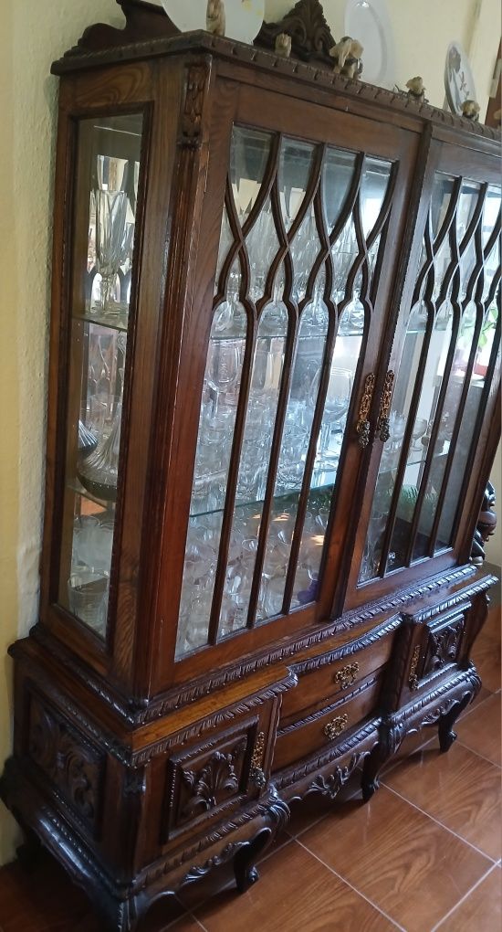 Três móveis de sala antigos