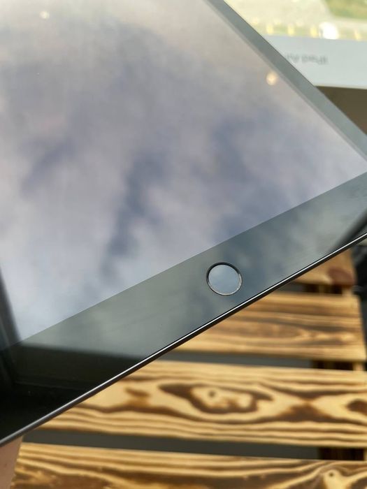 iPad 7 32gb працює
