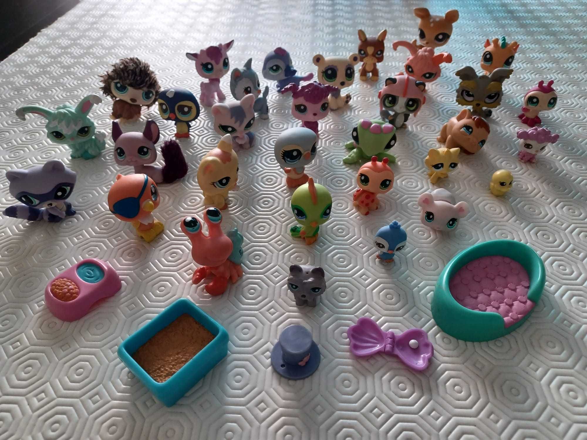 Vários brinquedos/figuras/jogos/animais.