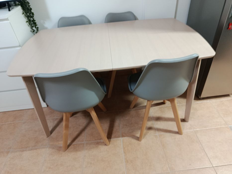 Mesa com 4 cadeiras