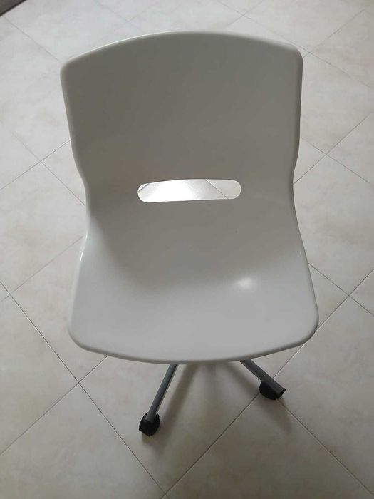 Mesa e cadeira de secretária