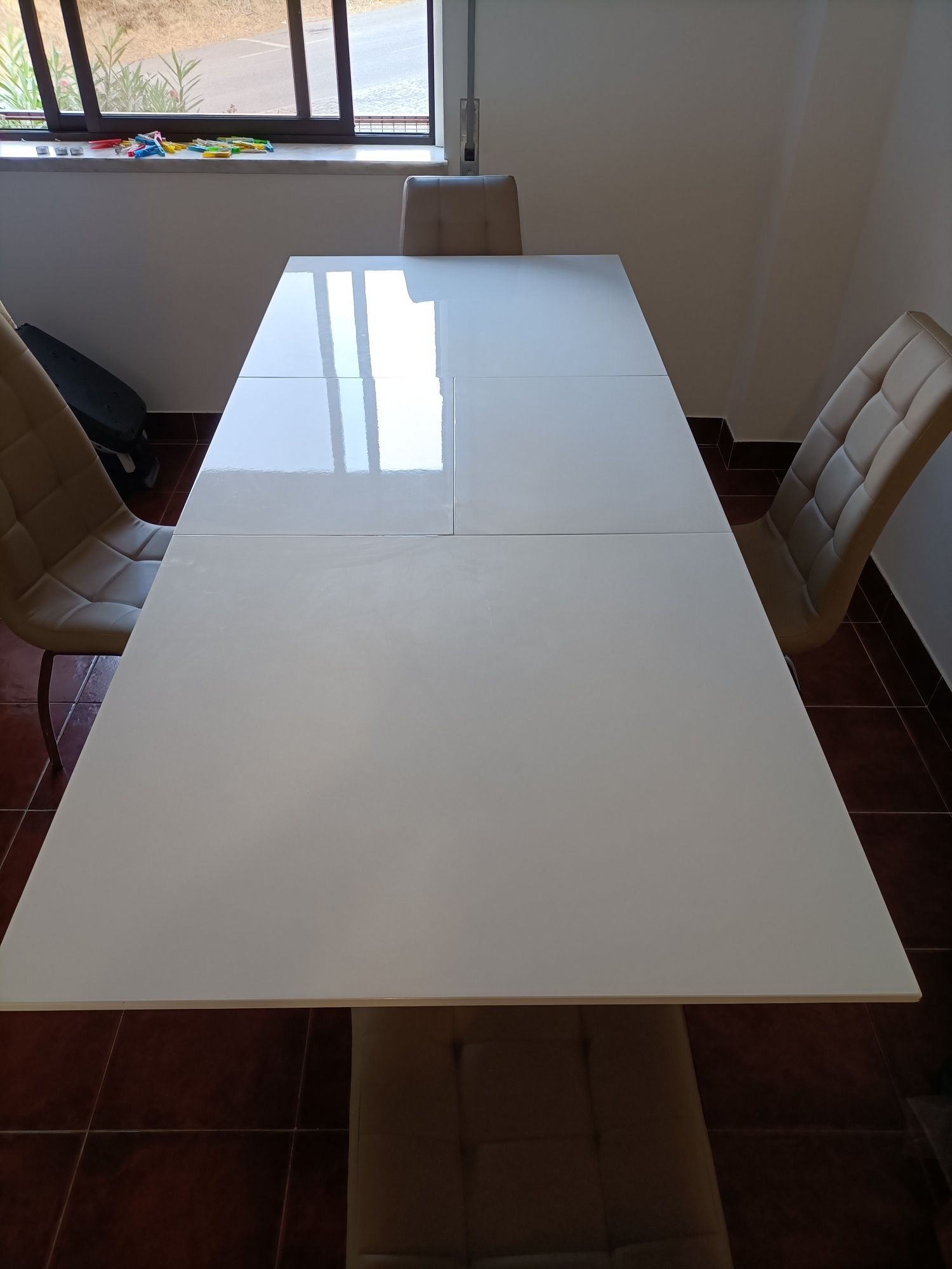 Mesa de jantar extensível.