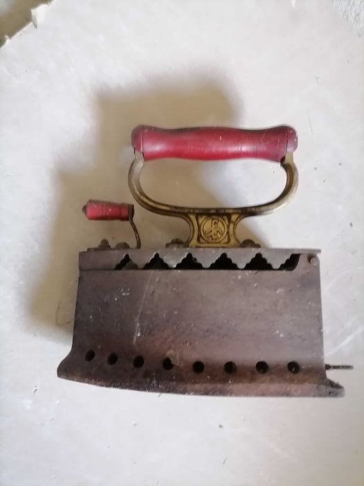 Ferro antigo engomar ideal para decoração.