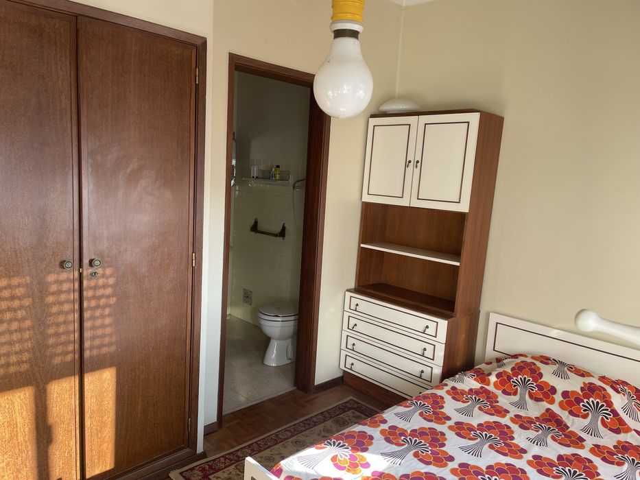 Alugo quarto individual a estudante  Alvalade