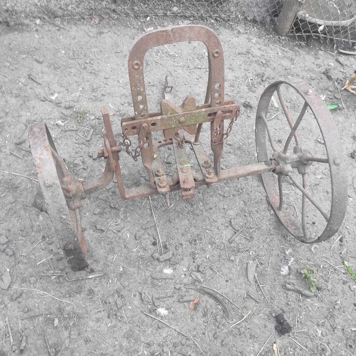 Основа з колесами від кінського плуга