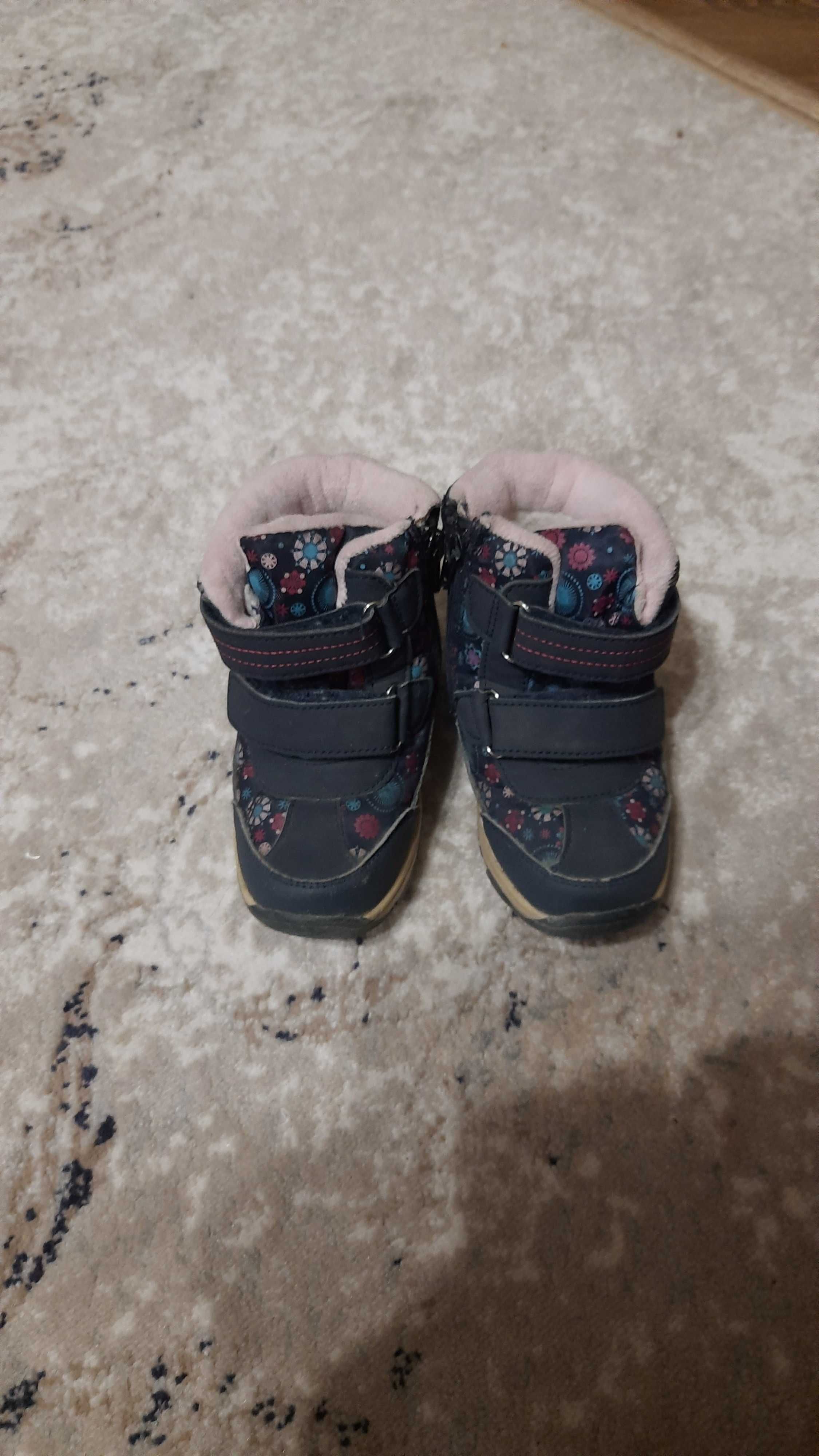 Продам зимове дитяче взуття на дівчинку 25розмір
